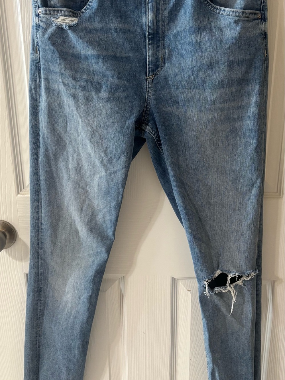 H&M Light Blue Skinny Jeans with Distressed Knee